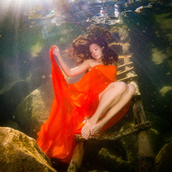 Onderwater Portret Van Vrouw Rode Jurk — Stockfoto