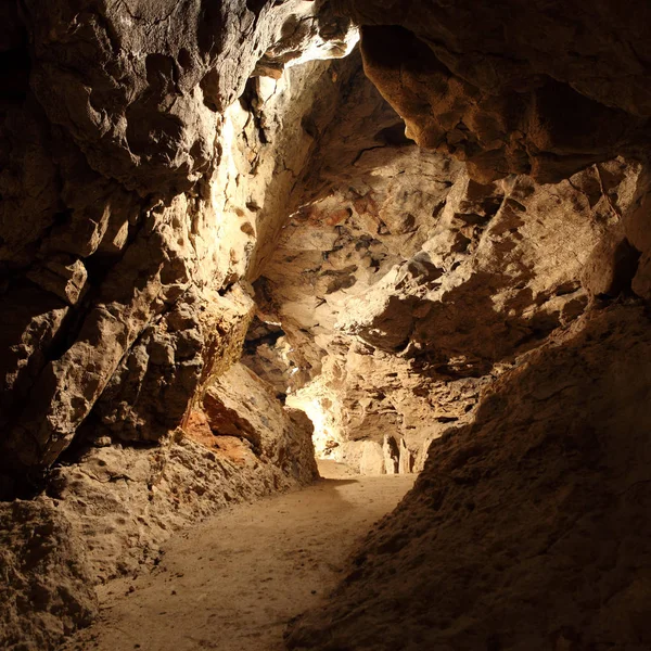 Kızıl-Koba bir Kırım mağarada. Başka bir ad kırmızı mağara