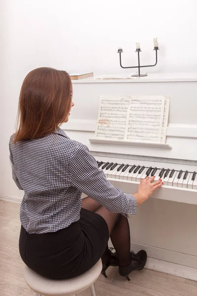 Young Attractive Girl Play Piano — Stock Photo, Image