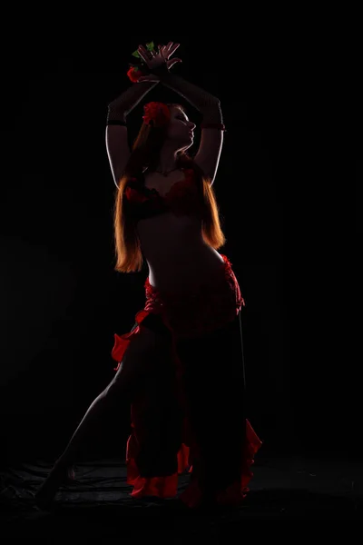 Mujer Atractiva Bailando Oscuridad — Foto de Stock