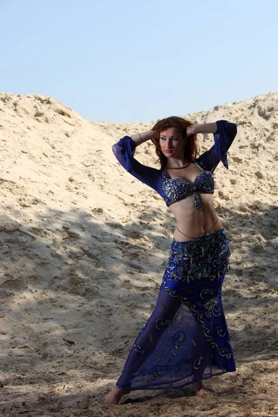 Танцор Живота Танцует Песке — стоковое фото