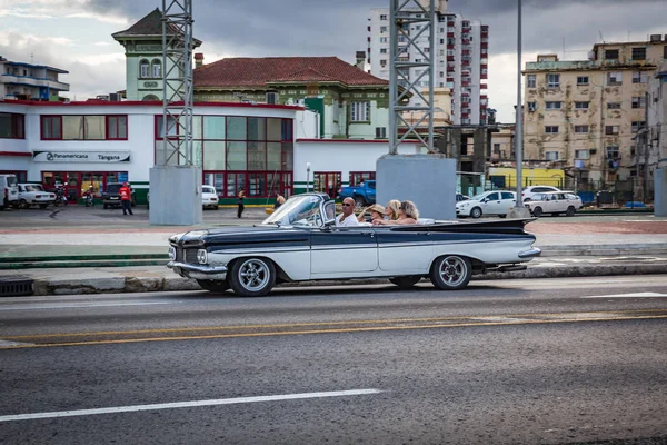 古巴哈巴纳 1月12日 2018年1月12日 古巴哈巴纳的旧车 在城市街道的老车 — 图库照片