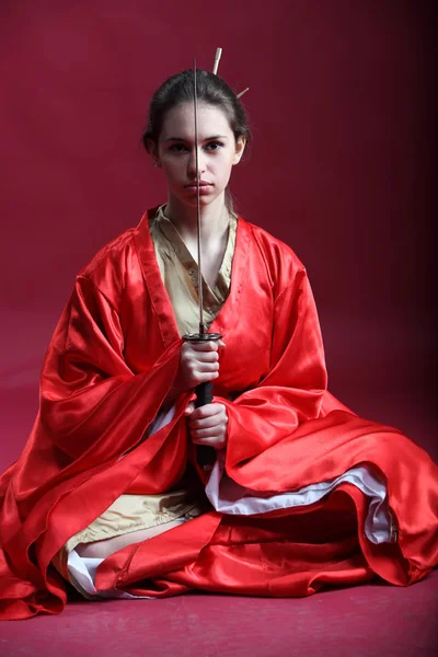 Hermosa Chica Morena Kimono Japonés Con Una Katana —  Fotos de Stock