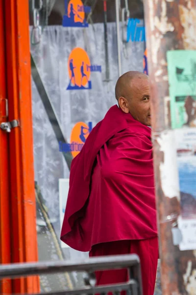 Leh, Hindistan-Eylül 3: Budist rahip 3, 2011 Leh, Hindistan. Budist rahip Lech sokakta. Ladakh il.