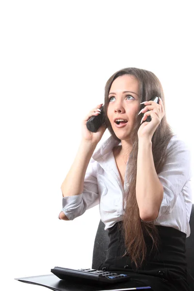 Verbaasd Zakenvrouw Met Een Bestands Rekenmachine Spreken Door Twee Telefoons — Stockfoto