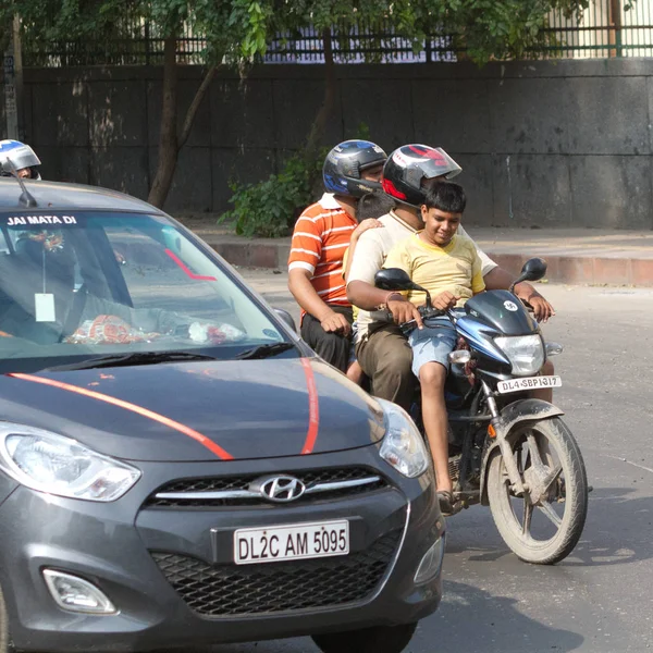 印度小镇街道上的摩托车手 — 图库照片