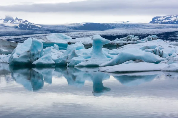 Ekulsarlon アイスランドの氷河ラグーンの氷山 ロイヤリティフリーのストック写真