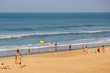 Varkala town yakınındaki Hint Okyanusu'nda sörf