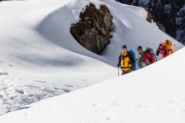 Narchyang, Nepal-Mart 23: Turist 23, 2015 yılında Narchyang, Nepal bir grup. Annapurna Merkez kampına bir güzergah üzerinde turist bir grup.