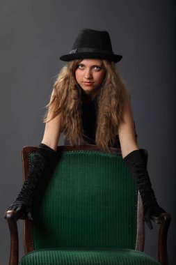 Şapka ile çekici sarışın kadın 