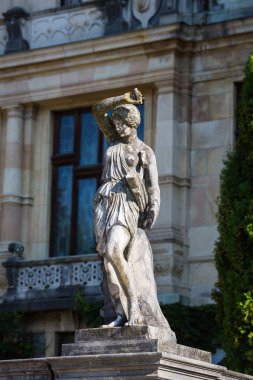 Yaz aylarında Ortaçağ Romen Peles Kalesi