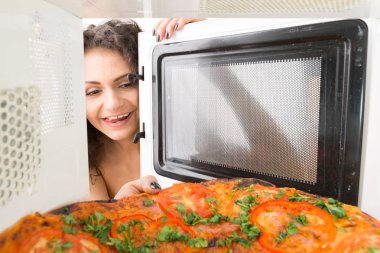 Mikrodalgada pizza almak kız