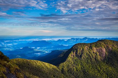 Adam's Peak sri lanka dan güzel dağlarının havadan görünümü