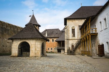 Ukrayna 'daki Dinyester Nehri kıyısındaki Khotyn Kalesi
