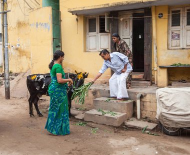 Madurai, Hindistan-Şubat 15: Street Hintli şehrin 15, 2013 Madurai, Hindistan. İnsanlar sokakta Hintli şehrin