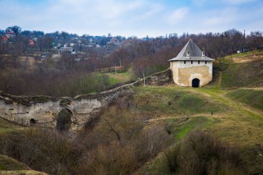 Ukrayna 'daki Dinyester Nehri kıyısındaki Khotyn Kalesi