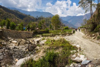 Narchyang, Nepal-Mart 18: Himalayalar insanlar 18, 2015 yılında Narchyang, Nepal. İnsanlar Annapurna Saha Kampı için yolda.