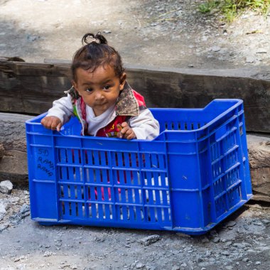 Yerel çocuk, Hindistan gezisi sırasında vurdu.