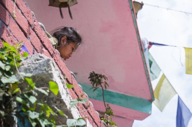 Narchyang, Nepal-Mart 18: Himalayalar insanlar 18, 2015 yılında Narchyang, Nepal. İnsanlar Annapurna Saha Kampı için yolda.