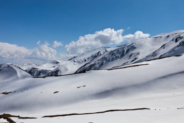 Kazbek yakınındaki Georgia dağlarda güzel manzara