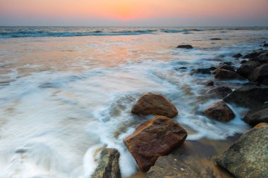 Gün batımında Hint Okyanusu. Varkala. Kerala. Hindistan