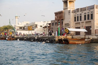 Dubai, Birleşik Arap Emirlikleri-Ocak 18: Geleneksel Abra feribot 18 Ocak 2014 Dubai, Birleşik Arap Emirlikleri. Gemi inşa teknoloji--dan 18. yüzyıl değişmeden.