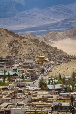 Leh şehir Hint Himalayalar 3500 metre yükseklikte yer almaktadır