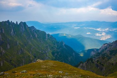 Karadağ dağ sırtı Karpatlar içinde güzel yaz Panoraması  