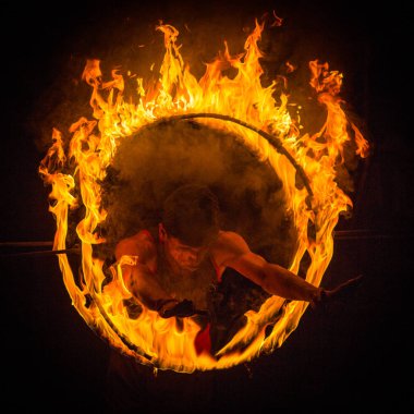 Kumily, Hindistan-19 Şubat: Kalaripayattu 19 Şubat 2013 Kumily, Hindistan'da dizide. Hint geleneksel dövüş sanatları Kalaripayattu.