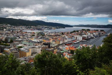 Bergen, Norveç-Temmuz 15: Görünümünü Bergen 15, Bergen, Norveç'te 2016. Ulriken tepeden şehre görüntülemek.