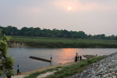 Chitwan, Nepal-Mart 27: Tekne safari 27, 2015 yılında Chitwan, Nepal. Safari Chitwan Milli Parkı., Hindistan-