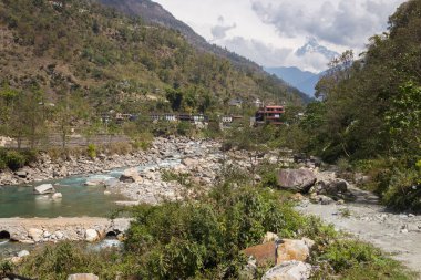 Dağ nehir Merkez kampına Annapurna, Himalayalar, yolda