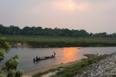 Chitwan, Nepal-Mart 27: Tekne safari 27, 2015 yılında Chitwan, Nepal. Safari Chitwan Milli Parkı., Hindistan-