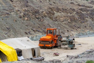 Hint Himalayalar yol inşaatı pistinde