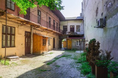 Romanya'nın küçük kasabalarını gündüz gezerken, bina ve mimariye bakış, Romanya 