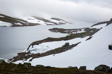 Trolltunga için yolda Norveç dağların güzel manzara