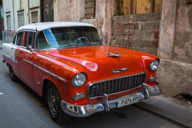 Habana, Cuba-Ocak 11: 11 Ocak 2018 yılında Havana, Küba üzerinde eski araba. Şehrin sokak üzerinde eski araba