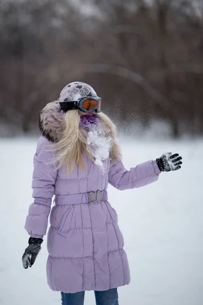 Ragazza Che Gioca Nella Neve — Foto Stock