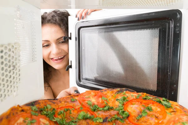 Het Meisje Krijgt Een Pizza Uit Magnetron — Stockfoto