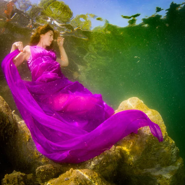 Молода Витончена Жінка Сукні Позує Біля Сходів Озері — стокове фото