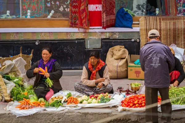 Ladakh 사람들 인도에서 2011 길거리 레에서 사람입니다 — 스톡 사진