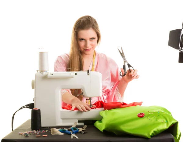 Seamstress Esconde Tesoura Tecido Isolado Sobre Fundo Branco — Fotografia de Stock