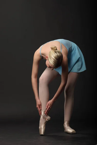 Красивая Молодая Блондинка Балерина Черном Фоне — стоковое фото