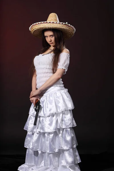 Frau Mexikanischen Kostüm Hält Revolver — Stockfoto