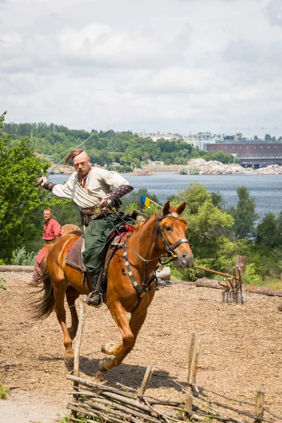 Zaporijya, Ukrayna-21 Haziran: Ukrayna Kazaklar 21, 2014 yılında Zaporijya, Ukrayna. Ukrayna kazak kazak Müzesi Khortytsya Adası üzerinde gösteri