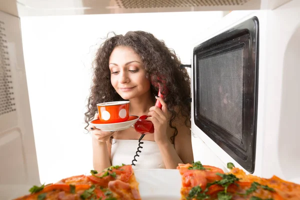 Meisje Praten Telefoon Met Geopende Magnetron — Stockfoto