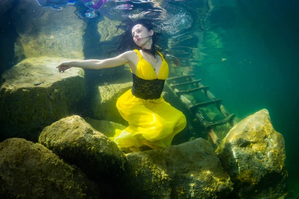 Sierlijke Jongedame Een Jurk Poseren Buurt Van Trap Het Meer — Stockfoto