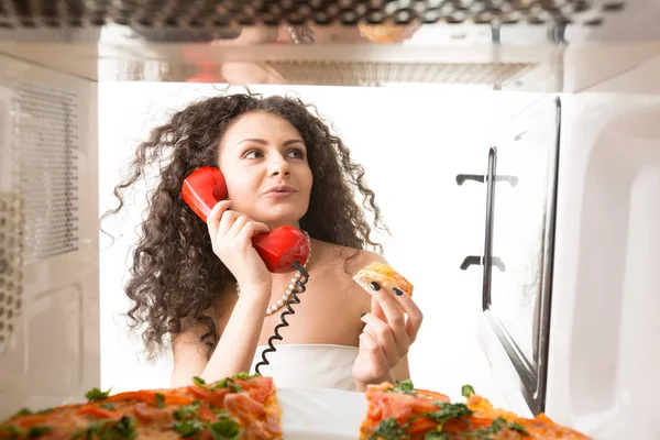 Chica Hablando Por Teléfono Con Microondas Abierto — Foto de Stock