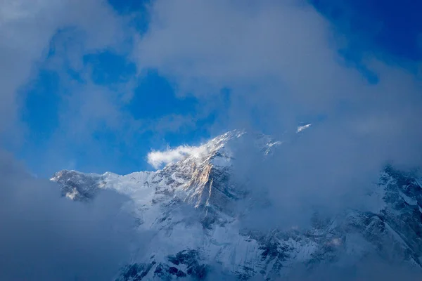 美丽的风景喜马拉雅山跟踪到安娜普尔纳大本营 — 图库照片