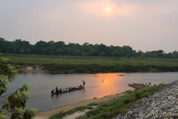 Chitwan, Nepal-Mart 27: Tekne safari 27, 2015 yılında Chitwan, Nepal. Safari Chitwan Milli Parkı., Hindistan-
